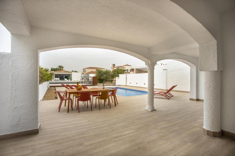 2004A Villa de planta baja renovada al canal con piscina y amarre Casa aislada / Villa  Empuriabrava