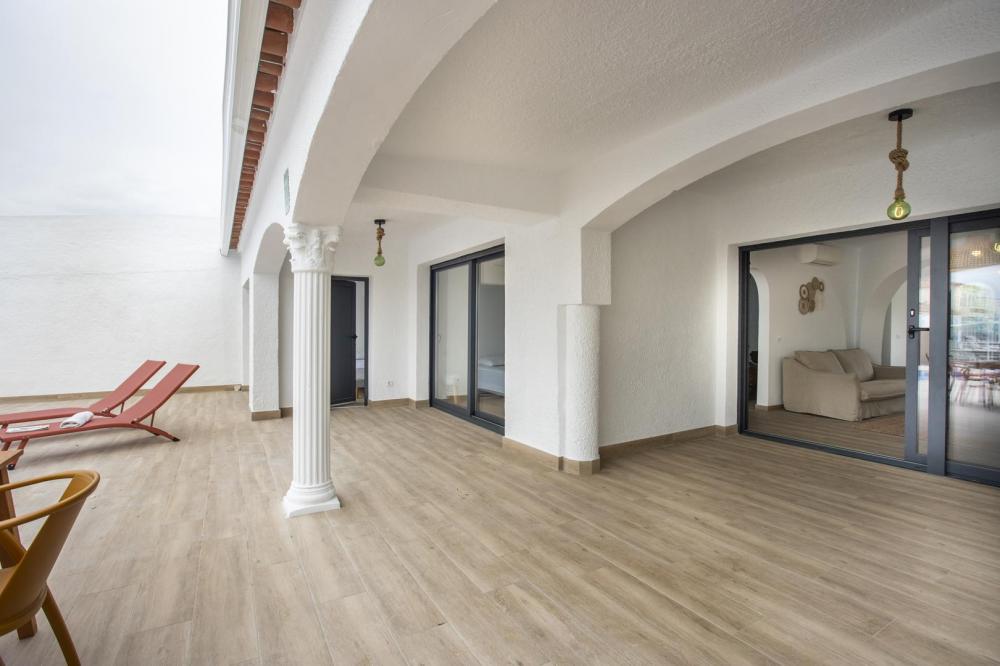 2004A Villa de planta baja renovada al canal con piscina y amarre Casa aislada / Villa  Empuriabrava