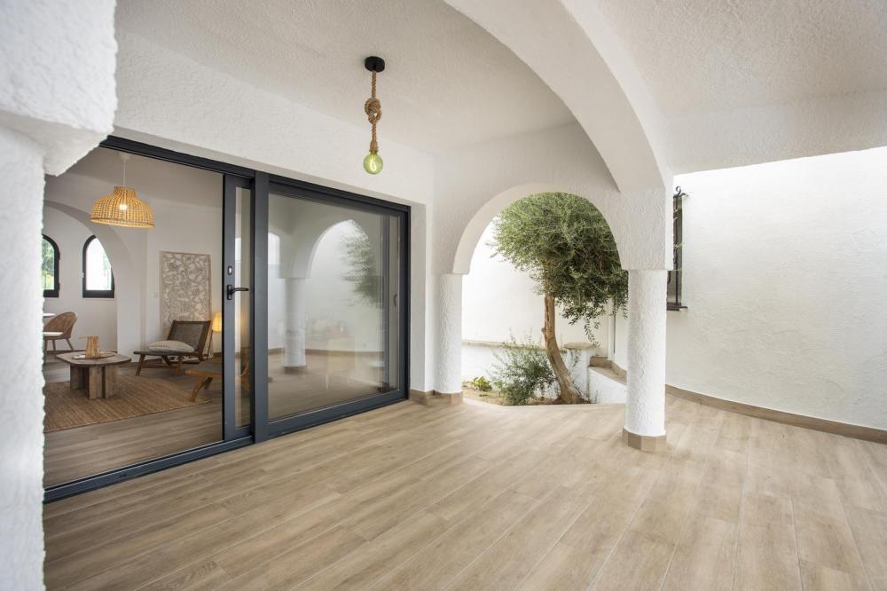 2004A Villa de planta baja renovada al canal con piscina y amarre Casa aislada / Villa  Empuriabrava