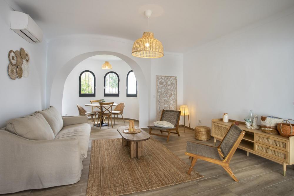 2004A Villa de planta baja renovada al canal con piscina y amarre Casa aislada / Villa  Empuriabrava