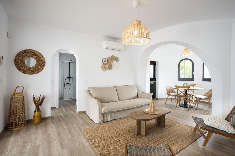 2004A Villa de planta baja renovada al canal con piscina y amarre Casa aislada / Villa  Empuriabrava