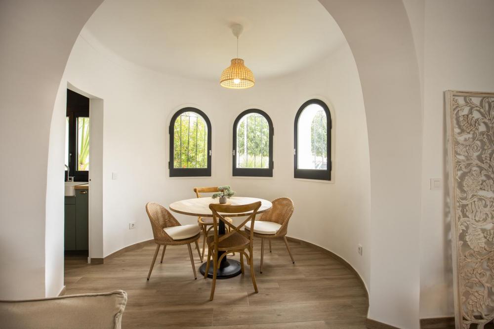 2004A Villa de planta baja renovada al canal con piscina y amarre Casa aislada / Villa  Empuriabrava