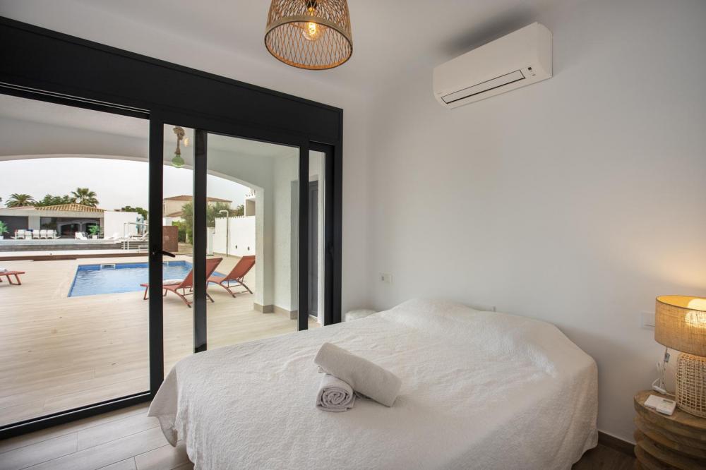 2004A Villa de planta baja renovada al canal con piscina y amarre Casa aislada / Villa  Empuriabrava