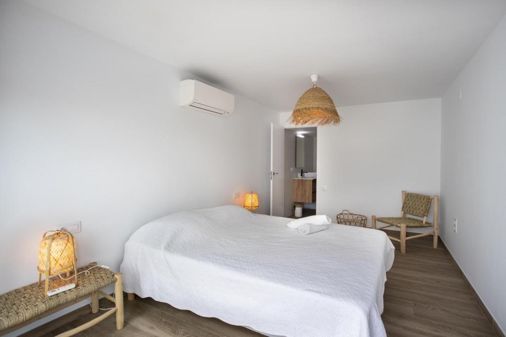 2004A Villa de planta baja renovada al canal con piscina y amarre Casa aislada / Villa  Empuriabrava