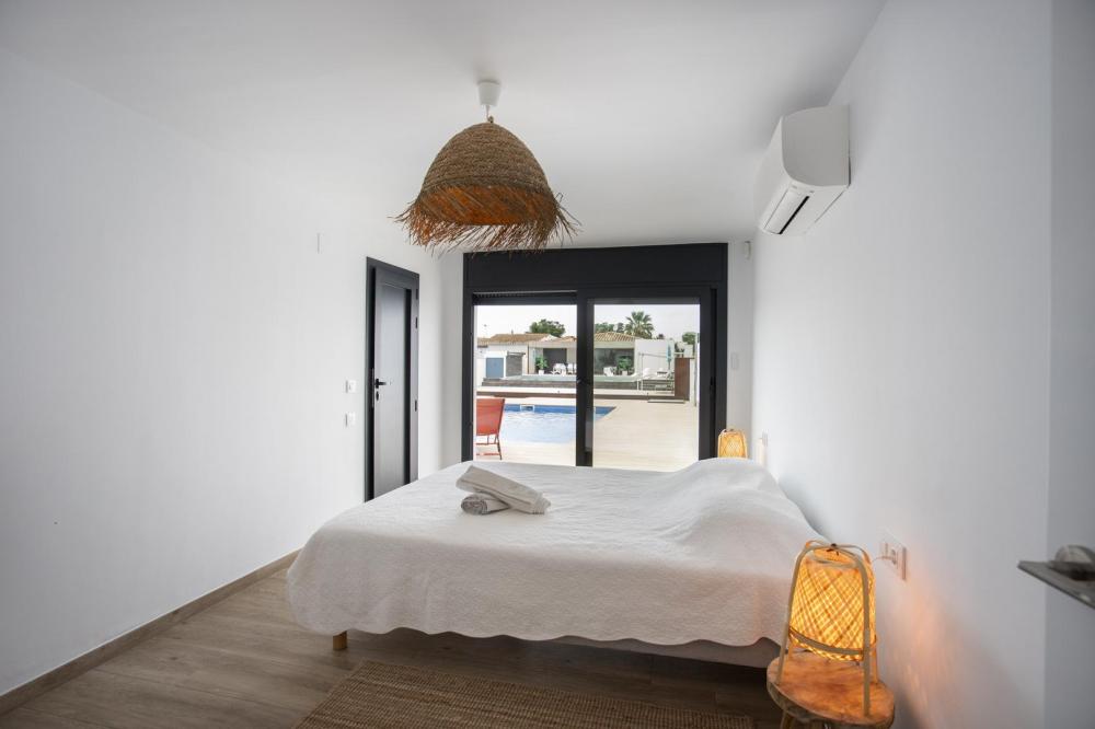 2004A Villa de planta baja renovada al canal con piscina y amarre Casa aislada / Villa  Empuriabrava