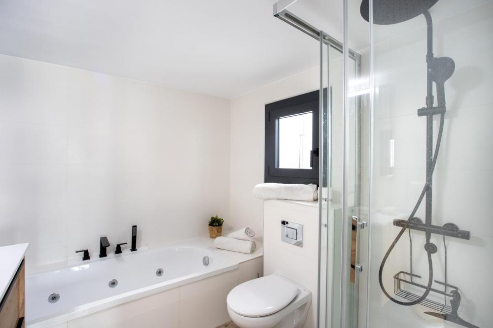 2004A Villa de planta baja renovada al canal con piscina y amarre Casa aislada / Villa  Empuriabrava