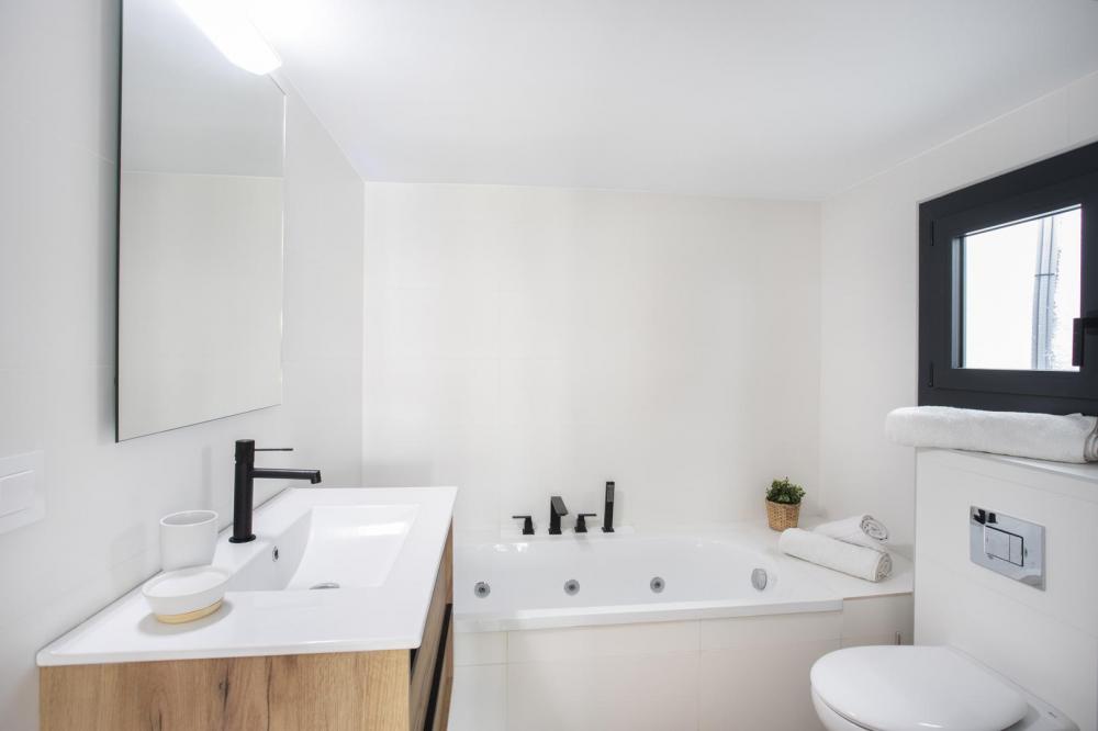 2004A Villa de planta baja renovada al canal con piscina y amarre Casa aislada / Villa  Empuriabrava