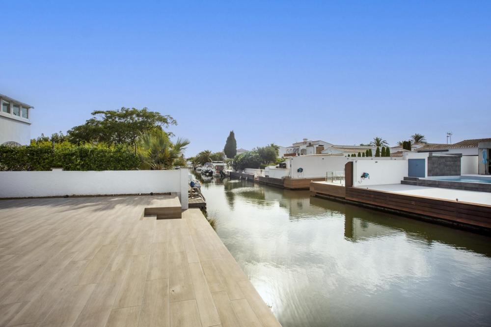 2004A Villa de planta baja renovada al canal con piscina y amarre Casa aislada / Villa  Empuriabrava