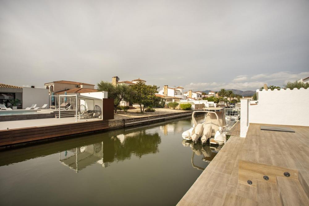 2004A Villa de planta baja renovada al canal con piscina y amarre Casa aislada / Villa  Empuriabrava
