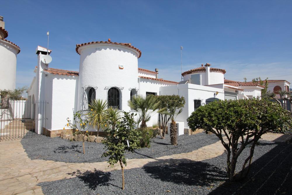 2004A Villa de planta baja renovada al canal con piscina y amarre Casa aislada / Villa  Empuriabrava