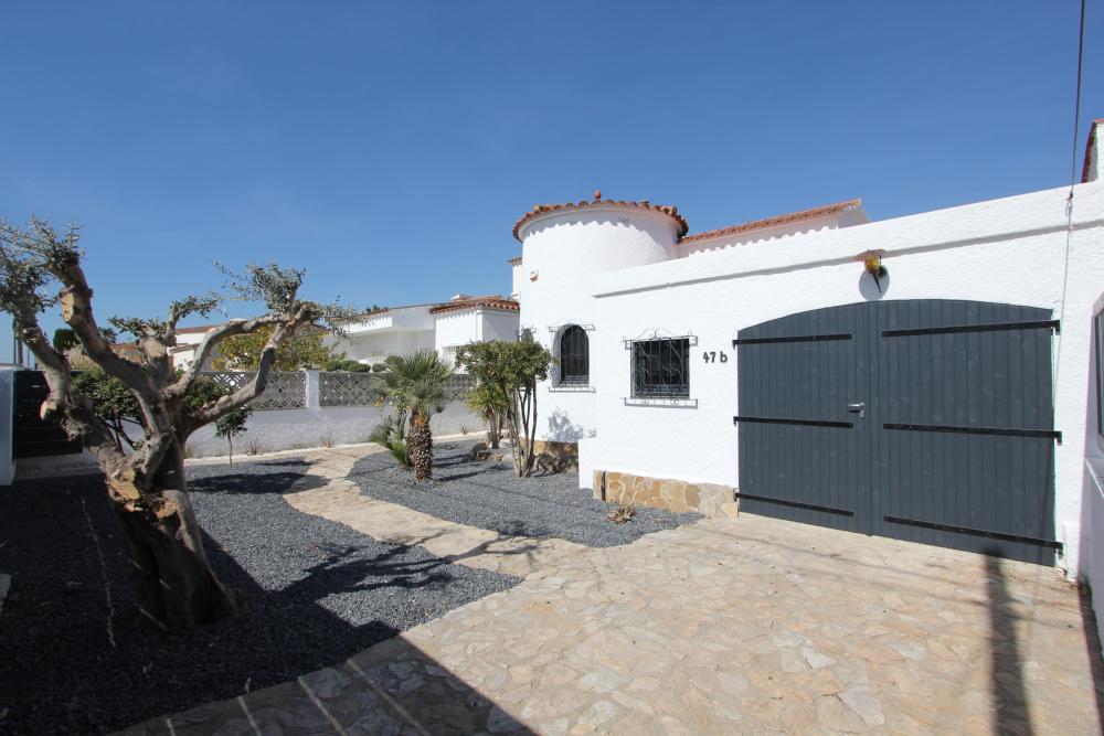 2004A Villa de planta baja renovada al canal con piscina y amarre Casa aislada / Villa  Empuriabrava