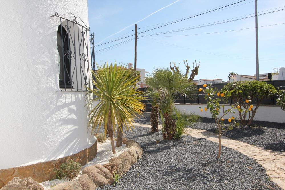 2004A Villa de planta baja renovada al canal con piscina y amarre Casa aislada / Villa  Empuriabrava