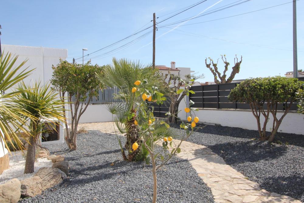 2004A Villa de planta baja renovada al canal con piscina y amarre Casa aislada / Villa  Empuriabrava