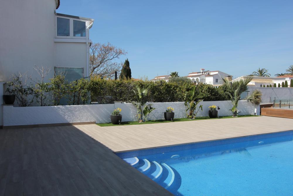 2004A Villa de planta baja renovada al canal con piscina y amarre Casa aislada / Villa  Empuriabrava