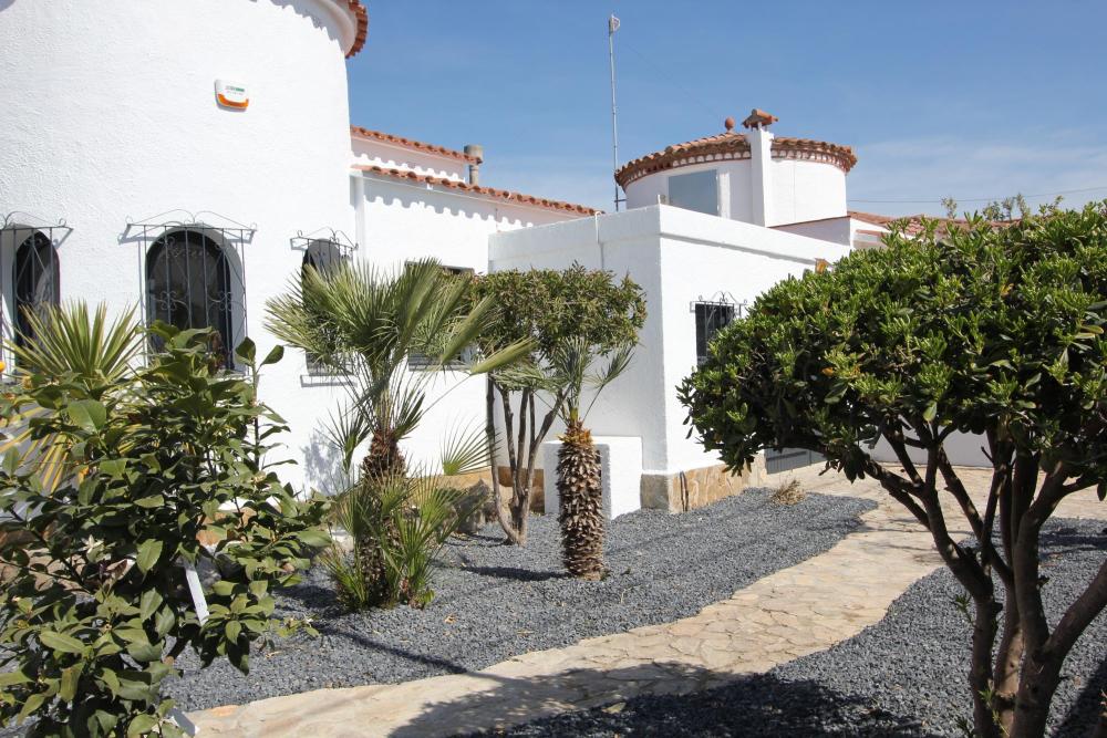 2004A Villa de planta baja renovada al canal con piscina y amarre Casa aislada / Villa  Empuriabrava