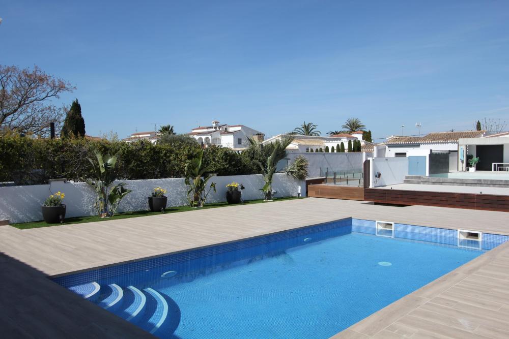 2004A Villa de planta baja renovada al canal con piscina y amarre Casa aislada / Villa  Empuriabrava