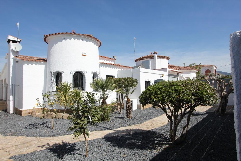 2004A Villa de planta baja renovada al canal con piscina y amarre Casa aislada / Villa  Empuriabrava