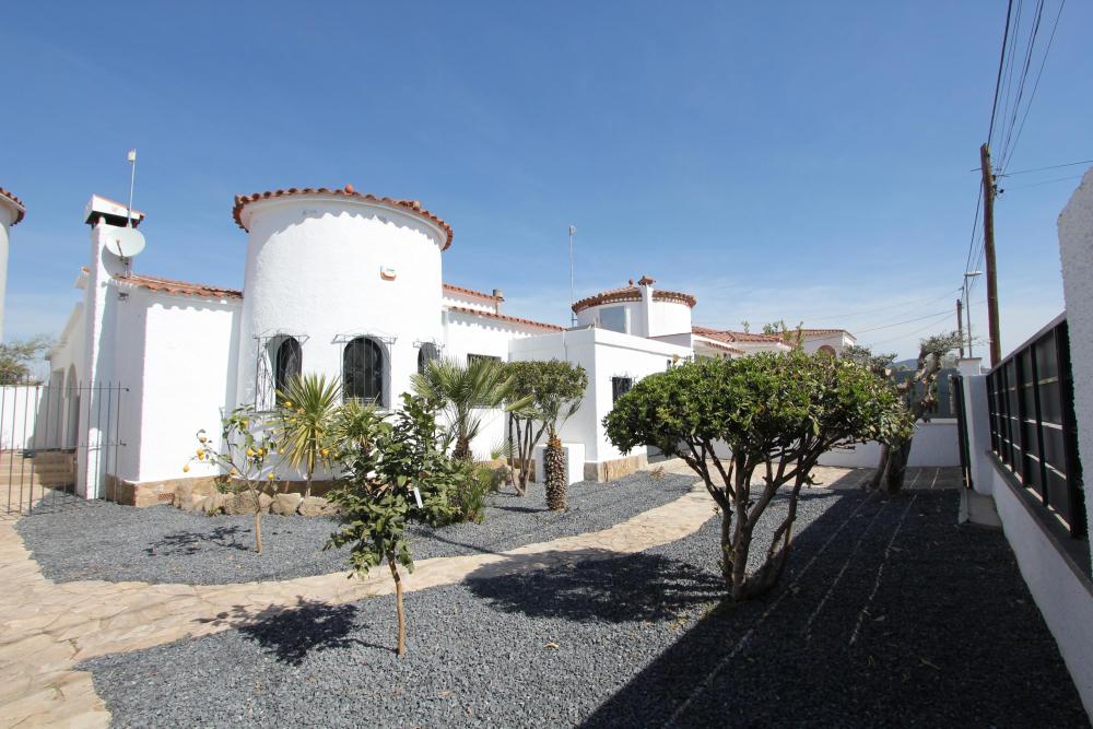 2004A Villa de planta baja renovada al canal con piscina y amarre Casa aislada / Villa  Empuriabrava