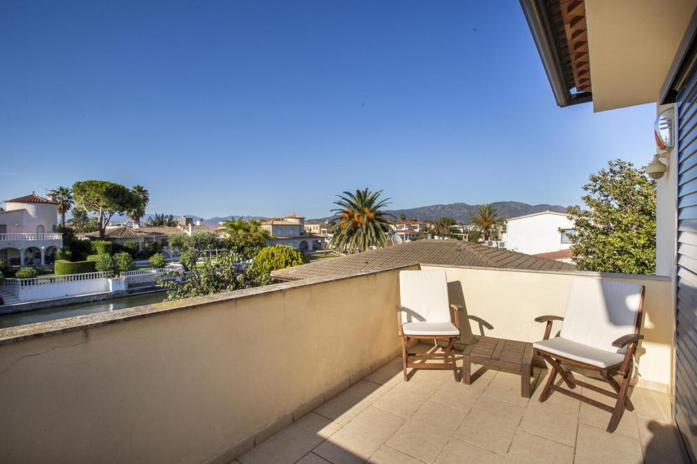 2026 Villa al canal con piscina y amarre para 8 personas Casa aislada / Villa Noguera Empuriabrava