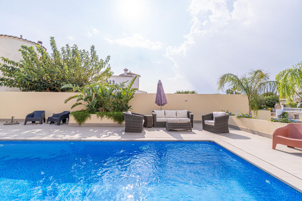 2026 Villa al canal con piscina y amarre para 8 personas Casa aislada / Villa Noguera Empuriabrava