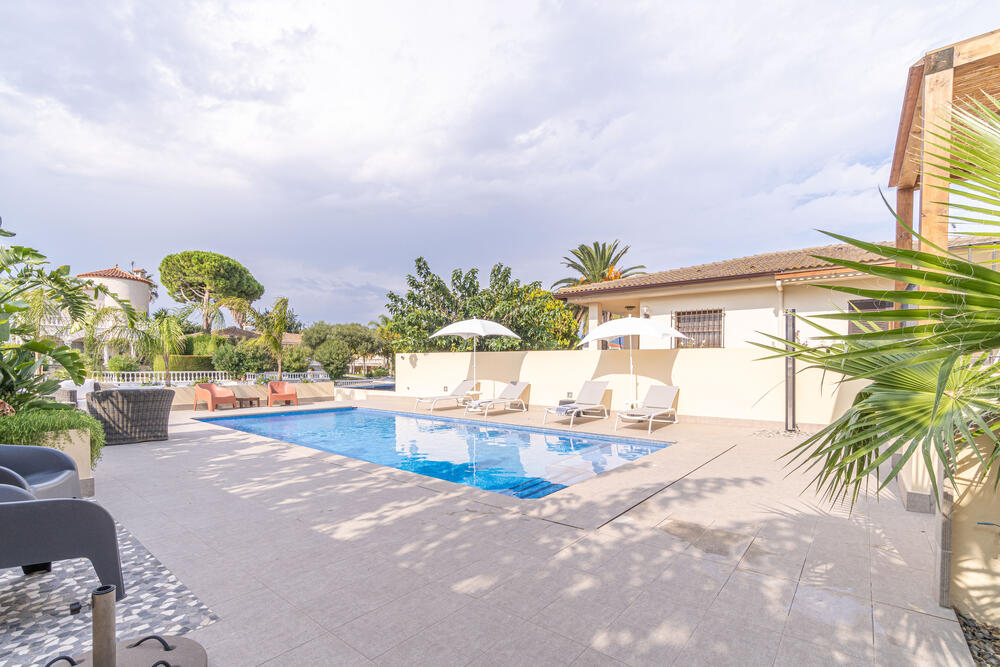 2026 Villa al canal con piscina y amarre para 8 personas Casa aislada / Villa Noguera Empuriabrava