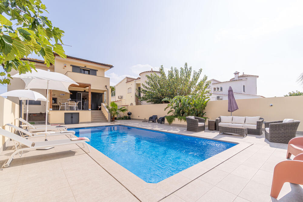 2026 Villa al canal con piscina y amarre para 8 personas Casa aislada / Villa Noguera Empuriabrava