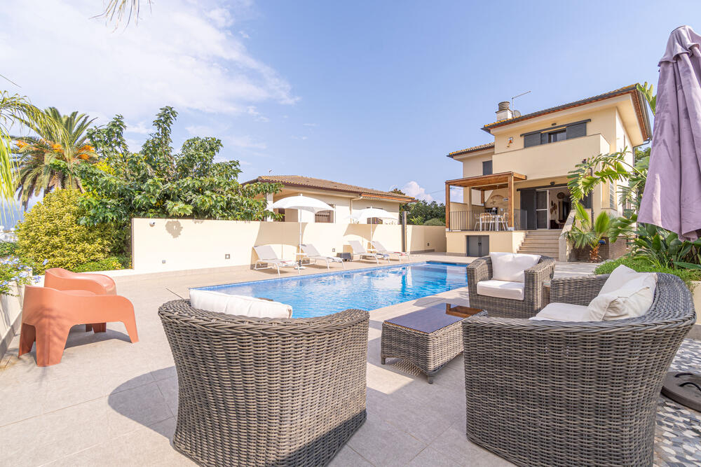 2026 Villa al canal con piscina y amarre para 8 personas Casa aislada / Villa Noguera Empuriabrava