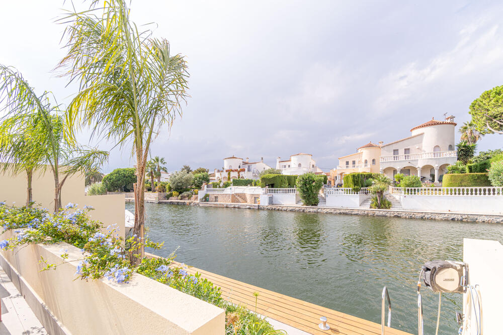 2026 Villa al canal con piscina y amarre para 8 personas Casa aislada / Villa Noguera Empuriabrava