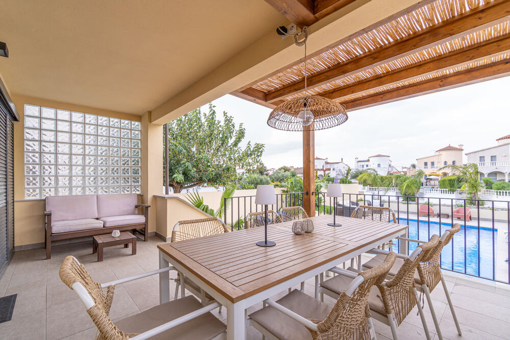 2026 Villa al canal con piscina y amarre para 8 personas Casa aislada / Villa Noguera Empuriabrava