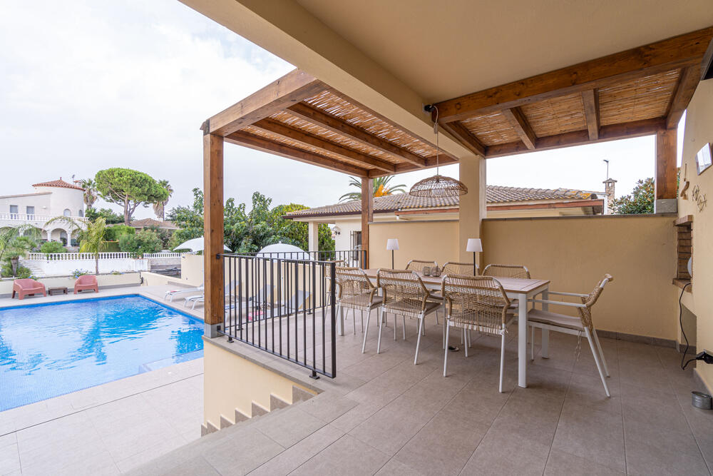 2026 Villa al canal con piscina y amarre para 8 personas Casa aislada / Villa Noguera Empuriabrava