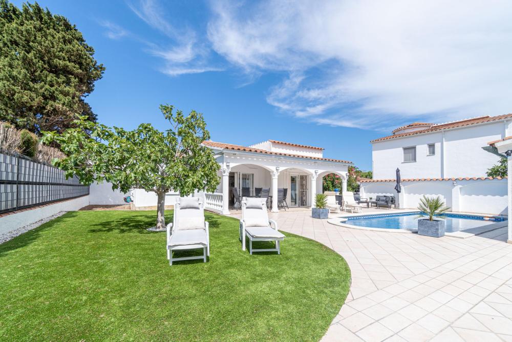 2010 Casa de planta baja con 3 habitaciones y piscina Casa aislada / Villa Montseny Empuriabrava