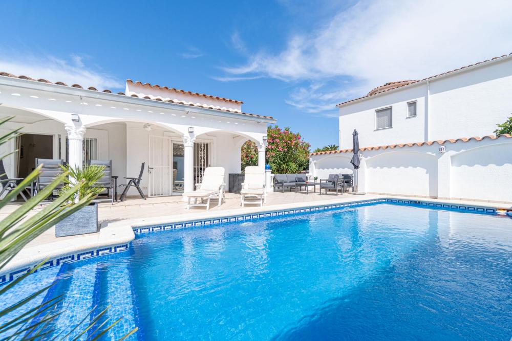 2010 Casa de planta baja con 3 habitaciones y piscina Casa aislada / Villa Montseny Empuriabrava