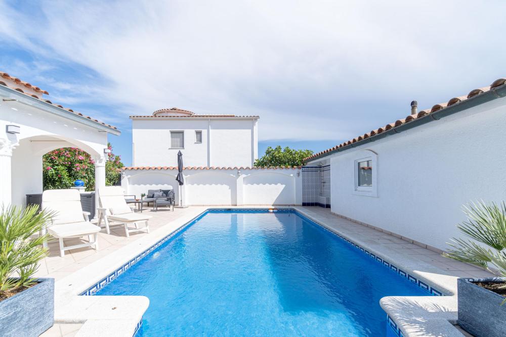 2010 Casa de planta baja con 3 habitaciones y piscina Casa aislada / Villa Montseny Empuriabrava