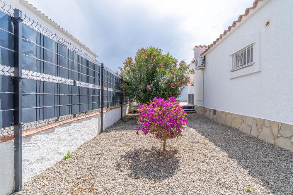 2010 Casa de planta baja con 3 habitaciones y piscina Casa aislada / Villa Montseny Empuriabrava