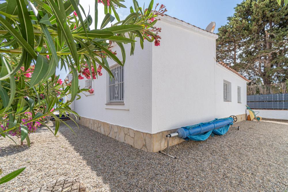 2010 Casa de planta baja con 3 habitaciones y piscina Casa aislada / Villa Montseny Empuriabrava