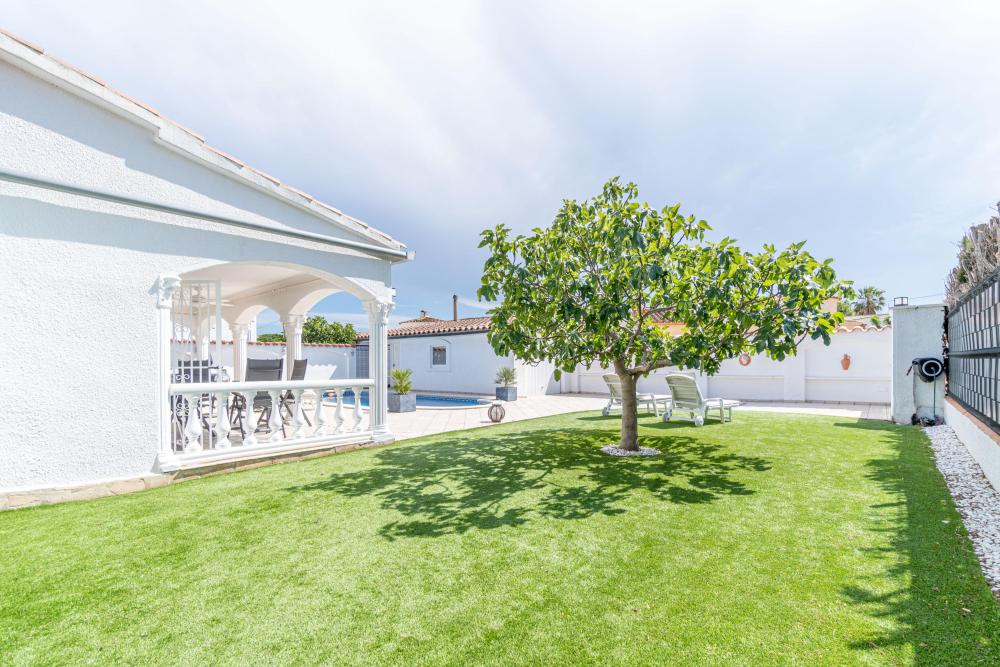 2010 Casa de planta baja con 3 habitaciones y piscina Casa aislada / Villa Montseny Empuriabrava