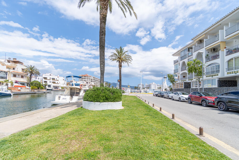 278 Apartamento con parking y vistas al canal Apartamento Poblat Tipic Empuriabrava 278 Apartamento con parking y vistas al canal Apartamento Poblat Tipic Empuriabrava