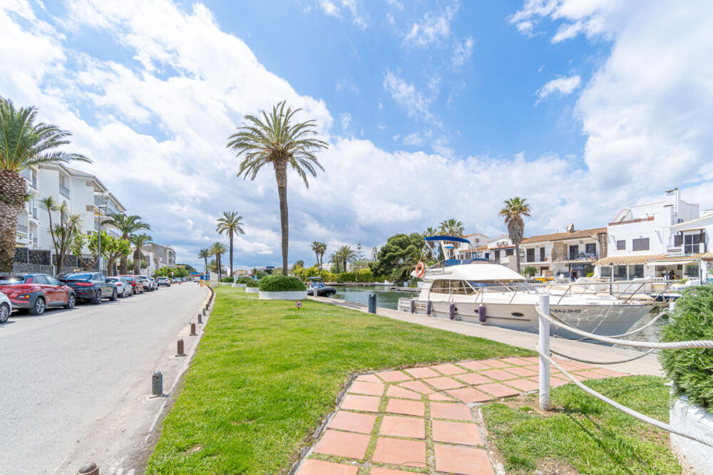 278 Apartamento con parking y vistas al canal Apartamento Poblat Tipic Empuriabrava 278 Apartamento con parking y vistas al canal Apartamento Poblat Tipic Empuriabrava