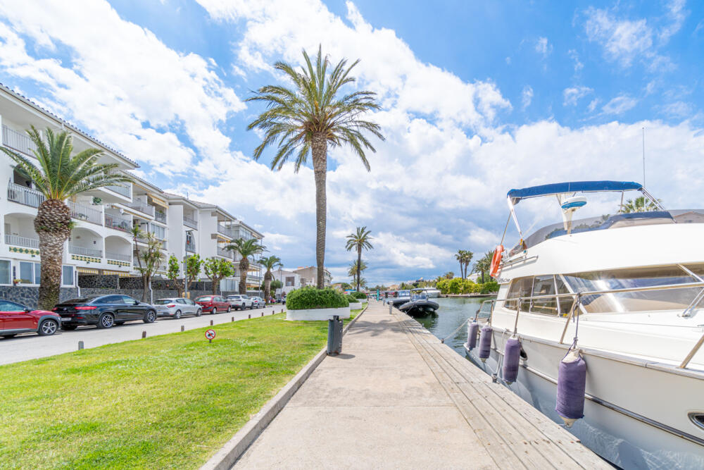 278 Apartamento con parking y vistas al canal Apartamento Poblat Tipic Empuriabrava 278 Apartamento con parking y vistas al canal Apartamento Poblat Tipic Empuriabrava