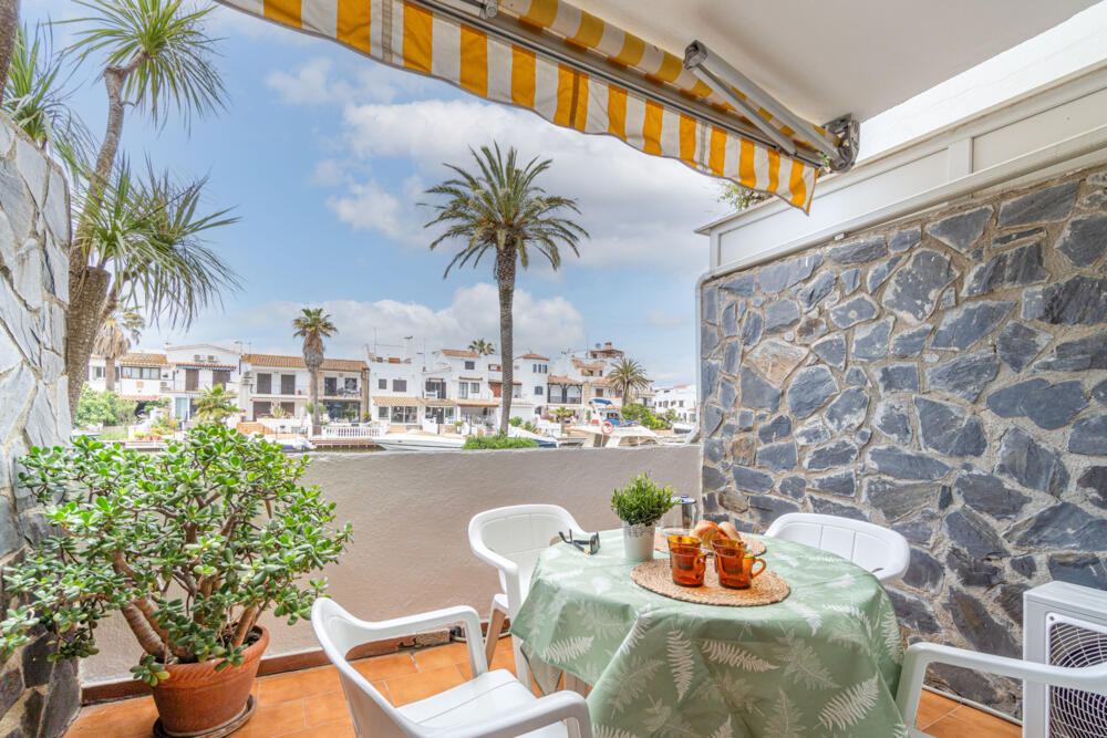 278 Apartamento con parking y vistas al canal Apartamento Poblat Tipic Empuriabrava 278 Apartamento con parking y vistas al canal Apartamento Poblat Tipic Empuriabrava