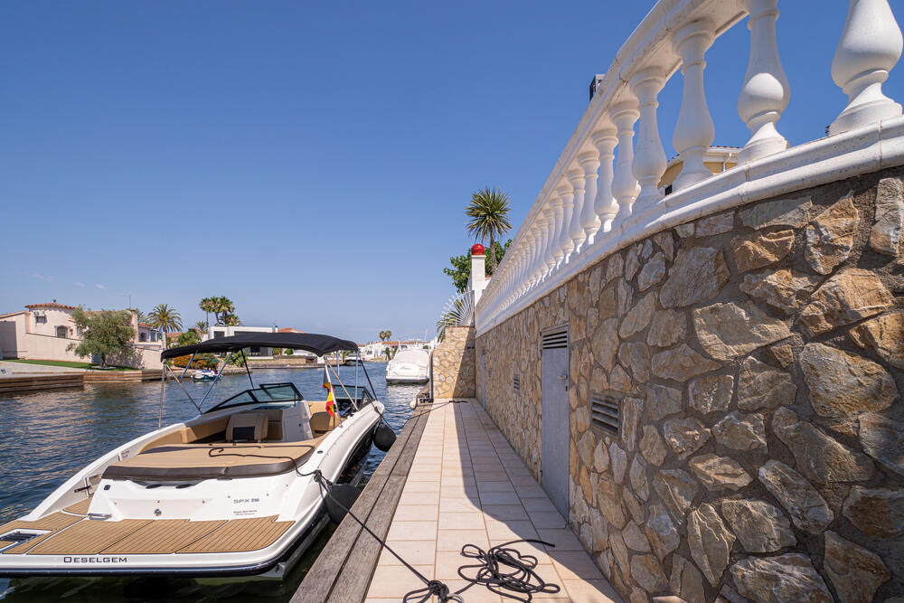 2028 Casa renovada  en planta baja al canal principal Casa aislada / Villa Alt Emporda Empuriabrava