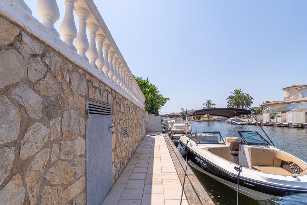 2028 Casa renovada  en planta baja al canal principal Casa aislada / Villa Alt Emporda Empuriabrava