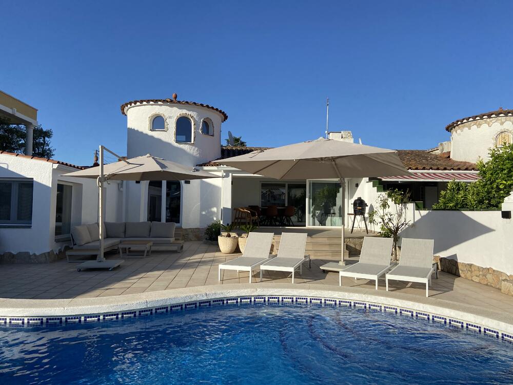 2028 Casa renovada  en planta baja al canal principal Casa aislada / Villa Alt Emporda Empuriabrava