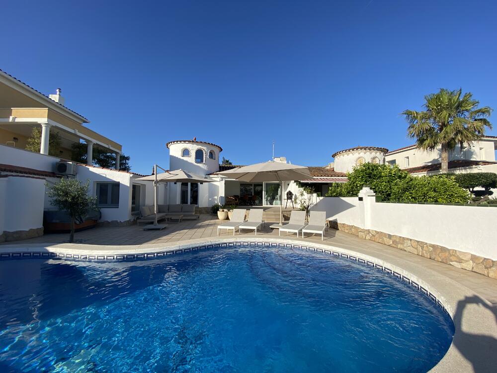 2028 Casa renovada  en planta baja al canal principal Casa aislada / Villa Alt Emporda Empuriabrava