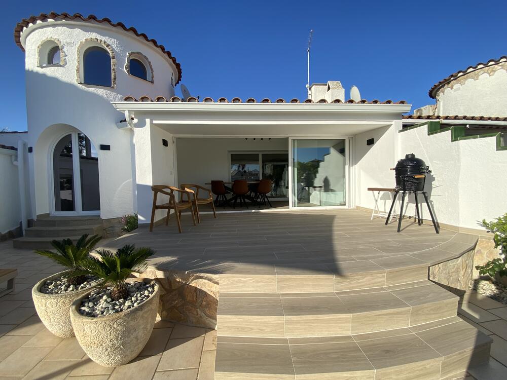 2028 Casa renovada  en planta baja al canal principal Casa aislada / Villa Alt Emporda Empuriabrava