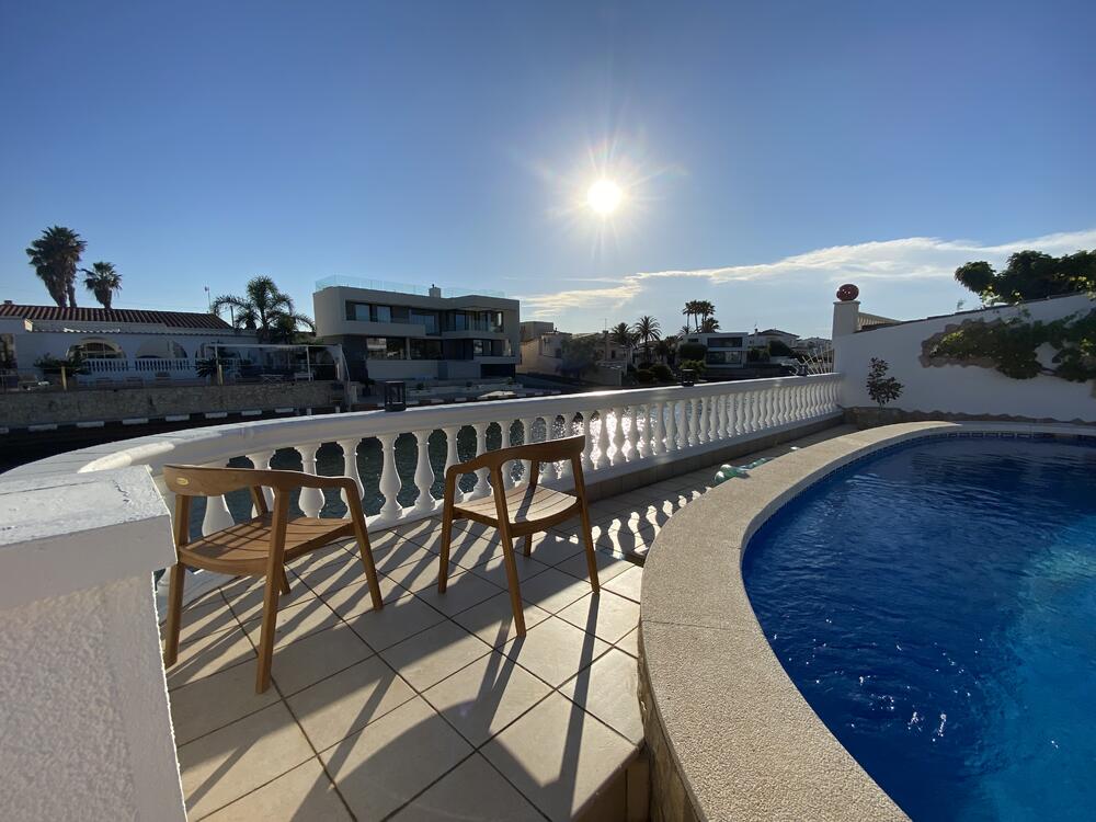 2028 Casa renovada  en planta baja al canal principal Casa aislada / Villa Alt Emporda Empuriabrava