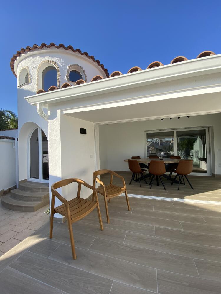 2028 Casa renovada  en planta baja al canal principal Casa aislada / Villa Alt Emporda Empuriabrava