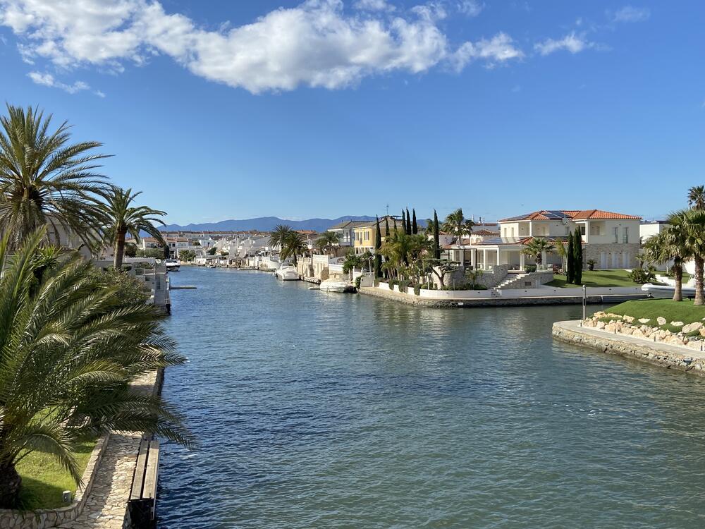 2028 Casa renovada  en planta baja al canal principal Casa aislada / Villa Alt Emporda Empuriabrava