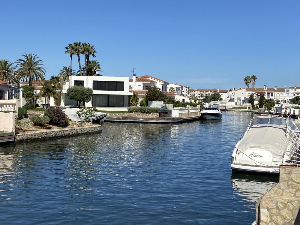 2028 Casa renovada  en planta baja al canal principal Casa aislada / Villa Alt Emporda Empuriabrava