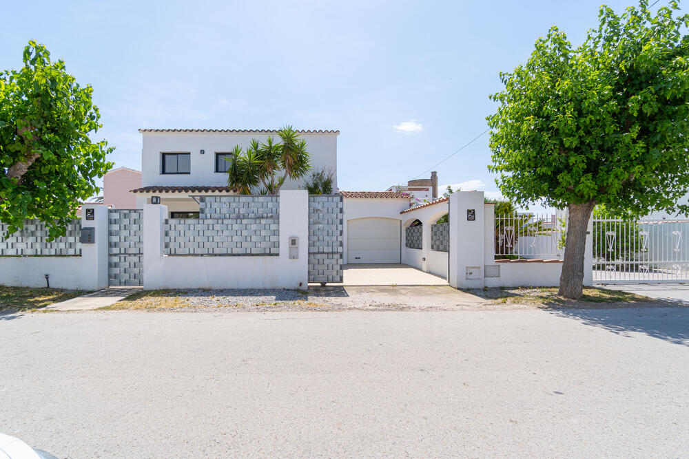 281 Casa Aloha Goertz - piscina y amarre 11,50 m Casa aislada / Villa Empuriabrava 281 Casa Aloha Goertz - piscina y amarre 11,50 m Casa aislada / Villa Empuriabrava